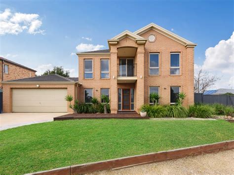 harcourts real estate caroline springs.